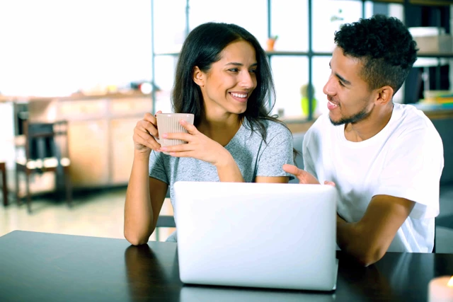 Zenus Bank Couple Looking At Each Other