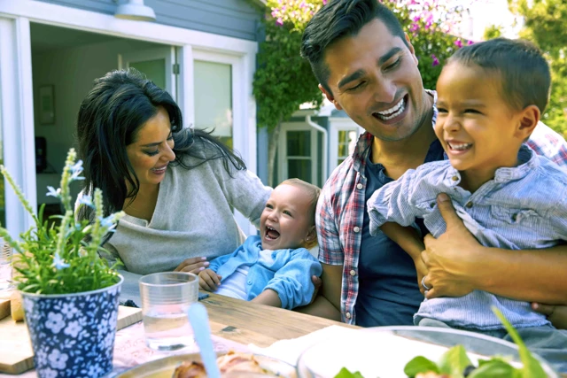 Zenus Bank Family With Children