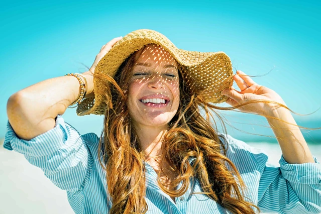 Zenus Bank Women Smiling On Holiday