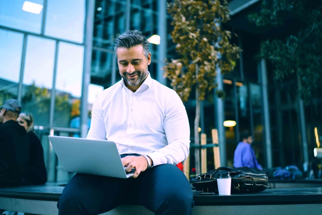 Zenus Bank Businessman Working Outside