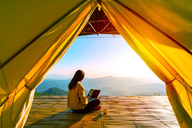 Zenus Bank Woman On Laptop Outdoors